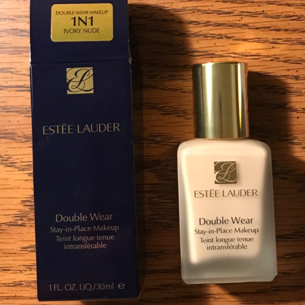 Estée Lauder Double Wear Foundation in Ivory Nude